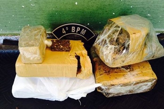 A droga estava escondida entre o condutor e o garupa na motocicleta