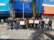 Lojistas e funcionários do Centro realizam protesto cobrando a flexibilização do decreto e a reabertura  das lojas de segunda a sábado
