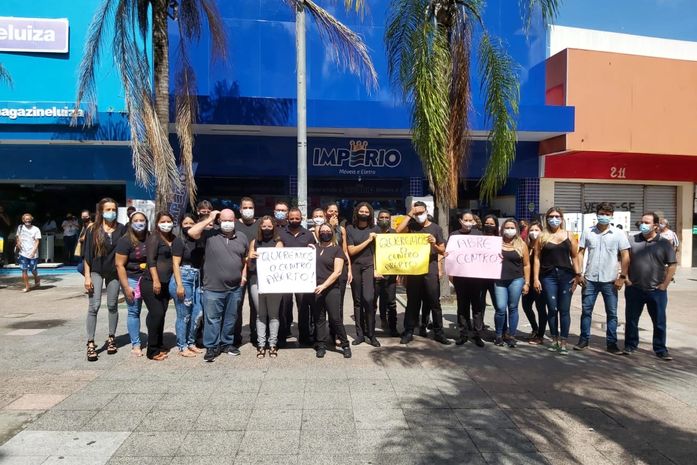 Lojistas e funcionários do Centro realizam protesto cobrando a flexibilização do decreto e a reabertura  das lojas de segunda a sábado
