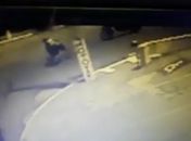 Vítima e suspeito em luta corporal