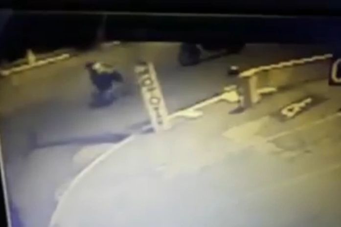 Vítima e suspeito em luta corporal