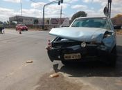 Carreta avança sinal, colide em carro e deixa professora ferida em Arapiraca