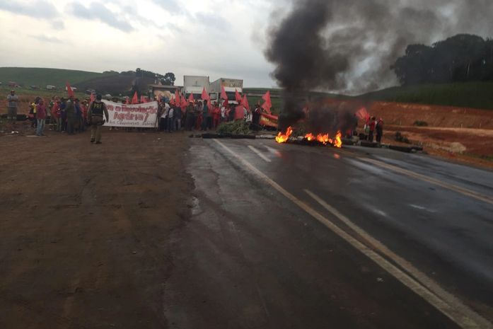 Manifestantes na rodovia