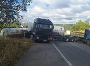 Rodovia é interditada após caminhão de óleo diesel tombar no interior de AL