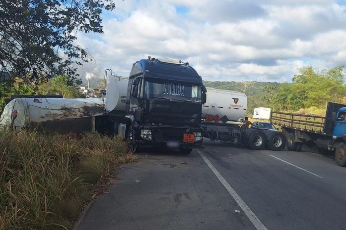 Rodovia é interditada após caminhão de óleo diesel tombar no interior de AL