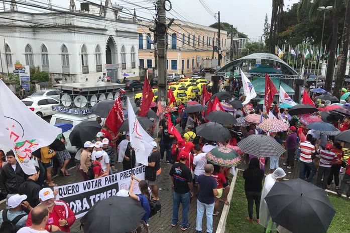 Manifestantes protestaram na Praça dos Martírios, no Centro