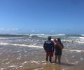 Criança de 6 anos desaparece no mar após afogamento no Pontal do Peba; buscas continuam