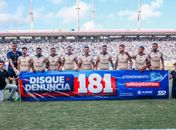 Equipe do canal de denúncias da SSP exibiu faixa com informações sobre o serviço Disque-denúncia que é oferecido para toda a população alagoana