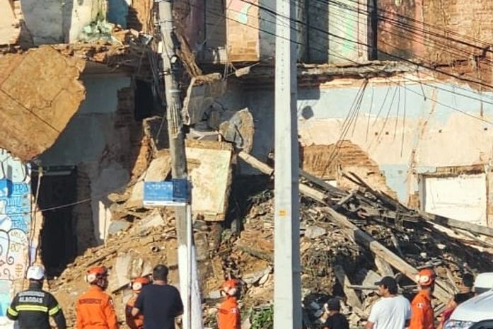 

Edifício abandonado desaba na Avenida da Paz, próximo a orla e ao Riacho Salgadinho