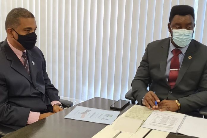 Pró-reior de Extensão, Clayton Santos e o secretário Paulo Roberto, em Brasília