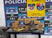 Além da droga, um revólver, uma balança de precisão e dois uniformes da PMAL foram apreendidos
