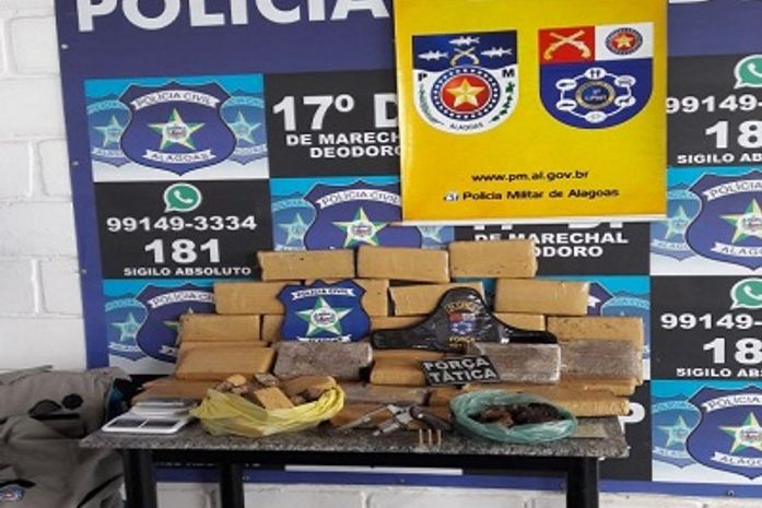 Além da droga, um revólver, uma balança de precisão e dois uniformes da PMAL foram apreendidos