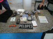 PM cumpre mandado de busca e apreensão e prende duas pessoas