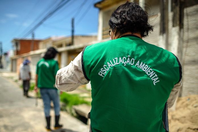 Fiscais de meio ambiente durante ação