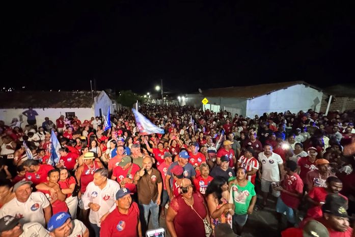 FORÇA DO POVO: Multidão toma as ruas de Olho d'Água do Casado em grande caminhada do Grupo Chico Bezerra e do Zé da Emater.
