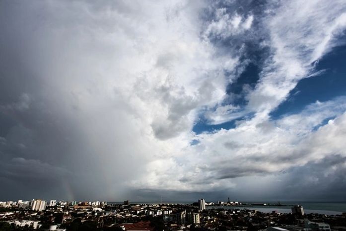 Tempo instável com previsão de chuva