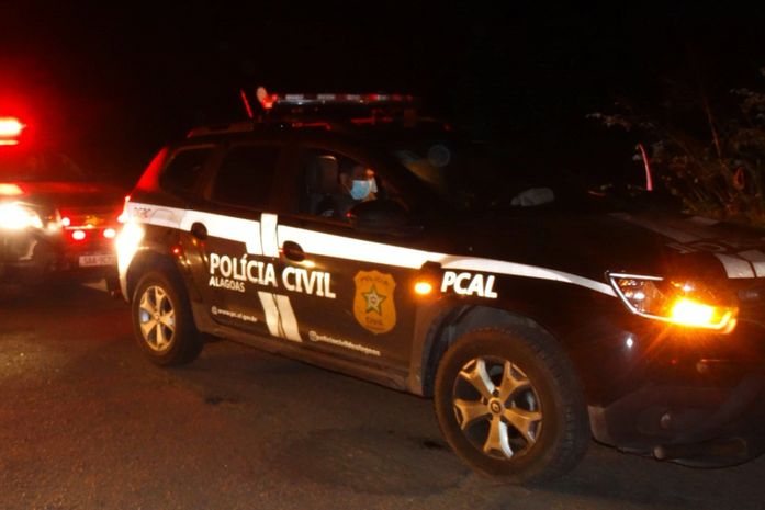 Vereador de Campo Alegre é detido em desfile de bloco após chutar viatura da PM
