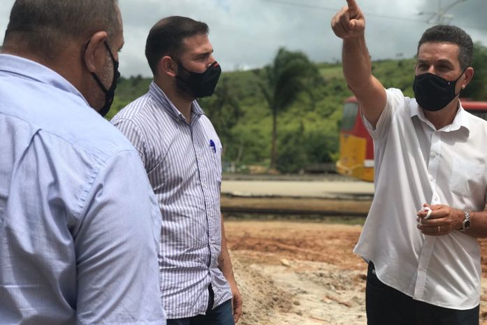 Prefeito Neno Freitas visita área onde serão construídos dois equipamentos de lazer para a população