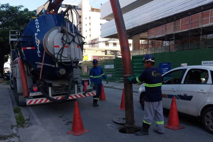 Cimento é retirado de dentro do sistema de drenagem na Ponta Verde