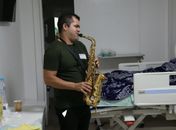 Música e afeto marcam homenagem a pacientes idosos na Semana dos Avós