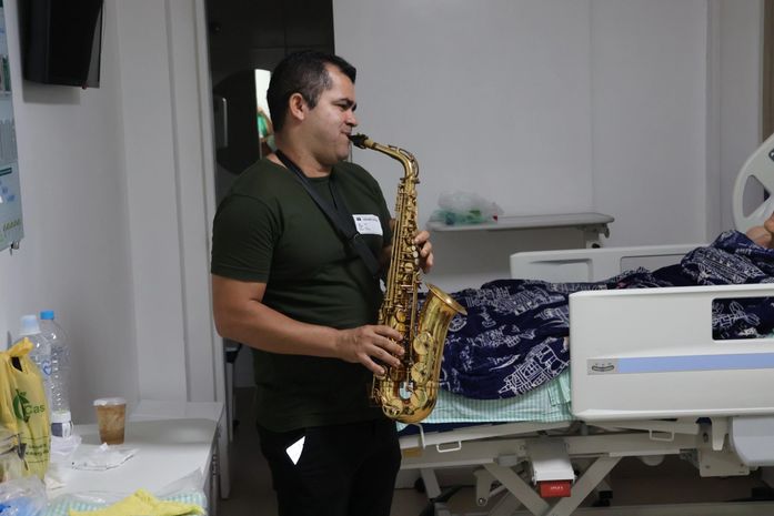 Música e afeto marcam homenagem a pacientes idosos na Semana dos Avós