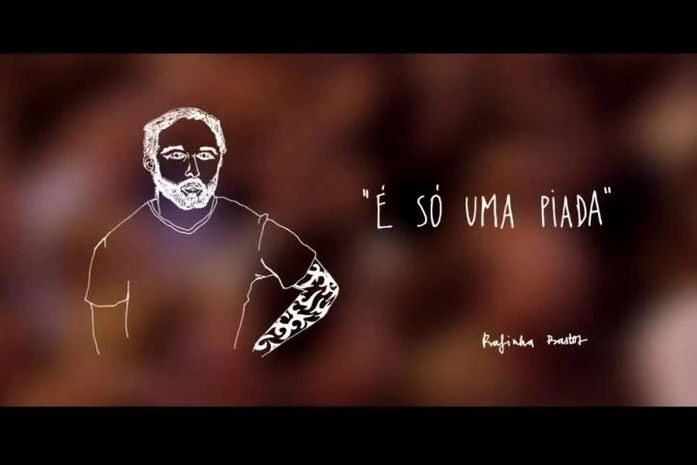 Uma mulher de pele preta e cabelos encarapinhados pela pretitude é o bicho papão da infância do menino.