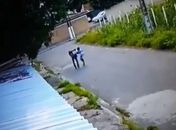 Menor foi flagrado por câmeras de segurança no momento em que assaltava mulher no bairro Feitosa, em Maceió.