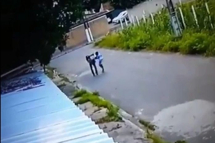 Menor foi flagrado por câmeras de segurança no momento em que assaltava mulher no bairro Feitosa, em Maceió.