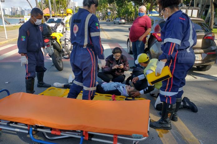 Colisão envolvendo carro e moto deixa uma pessoa ferida na Ponta Verde