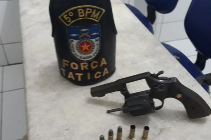 Suspeito de crime troca tiros com a polícia e fica ferido durante abordagem em Maceió
