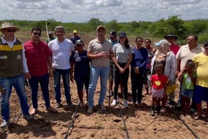 Prefeito Theobaldo Cintra visita projeto de irrigação executado em Major Izidoro