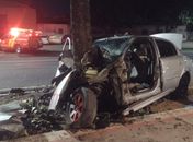 Homem morre após carro de passeio invadir ciclovia e colidir com árvore na Avenida Durval de Góes Monteiro