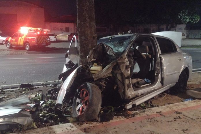 Homem morre após carro de passeio invadir ciclovia e colidir com árvore na Avenida Durval de Góes Monteiro
