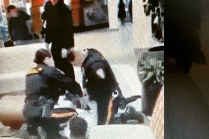 Dois meninos um preto, outro branco, brigaram.
A polícia SÓ algemou o preto...