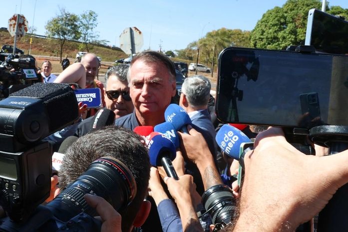 Bolsonaro de tornozeleira eletrônica