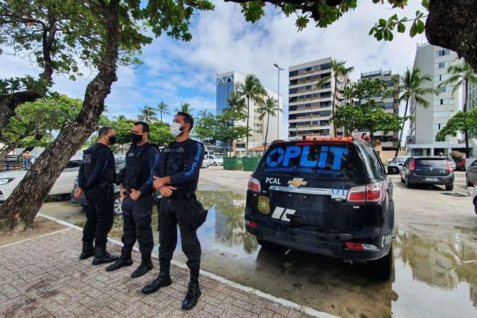 Foragido da Justiça é preso após invadir restaurante, furtar televisão e faca peixeira na Jatiúca