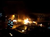 Veículos incendiaram após colisão frontal.