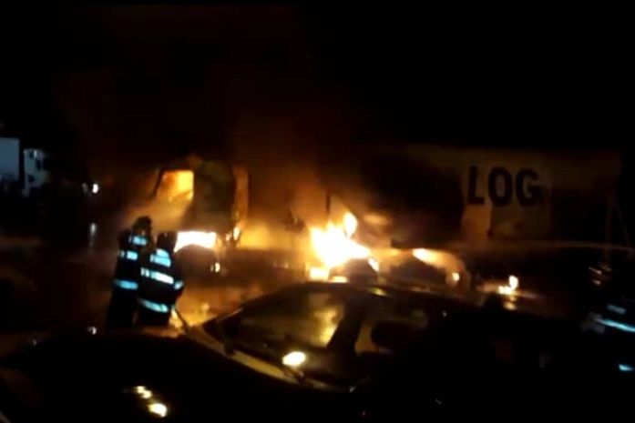 Veículos incendiaram após colisão frontal.