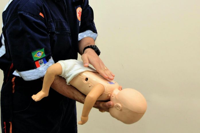 Como agir quando a criança engole um objeto? Médico do Samu explica os primeiros socorros