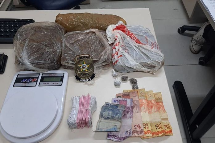 Droga estava enterrada nos fundos de uma casa, onde ocorria o tráfico.