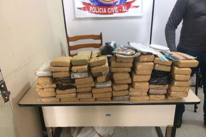 Polícia apreende mais de 50 quilos de drogas escondidas em mata