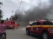 Incêndio de grandes proporções atinge três residências na parte alta de Maceió