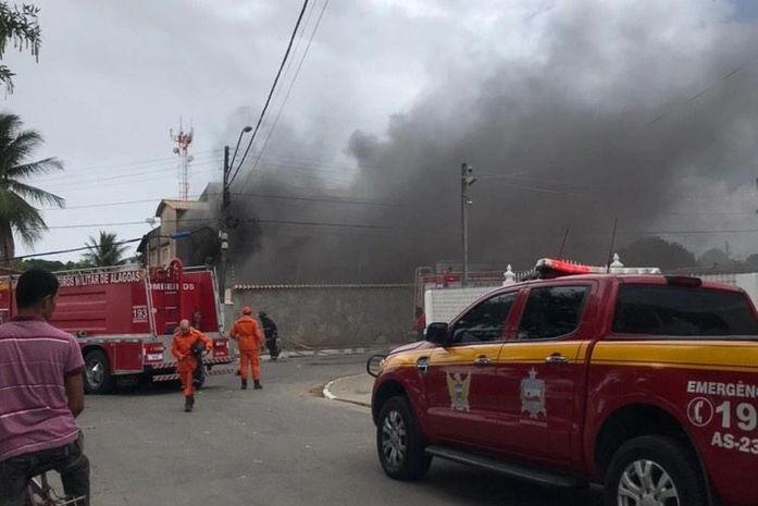 Incêndio de grandes proporções atinge três residências na parte alta de Maceió