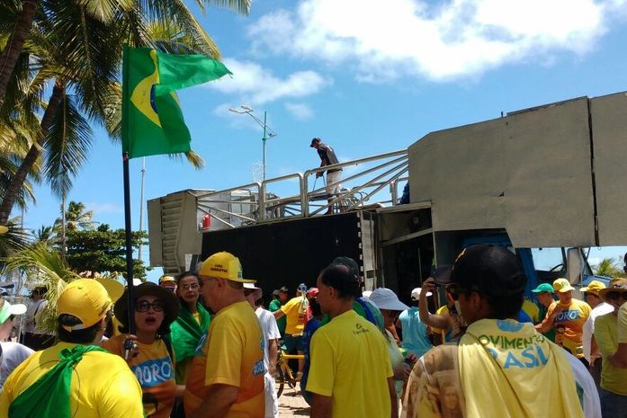 Manifestantes vão às ruas em Maceió