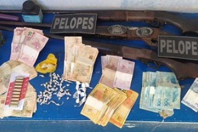 Após denúncia, polícia apreende espingardas e munições armazenados em sítio no interior