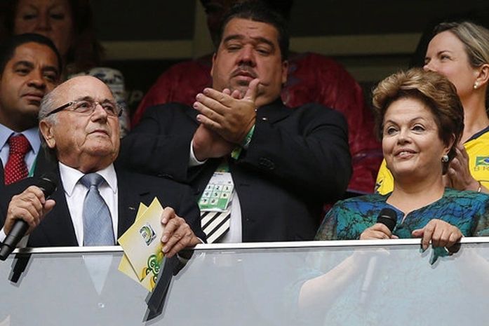 Gustavo Feijó com Blatter e Dilma, na abertura da copa do Brasil, em 2014