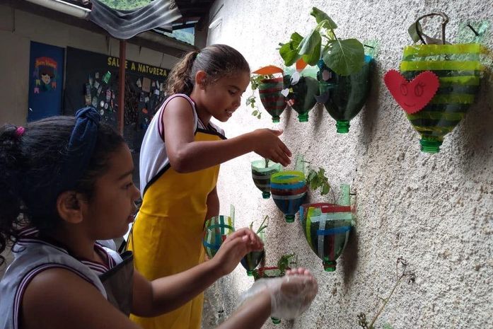 Educação Ambiental: Crianças do SCFV/CRAS de Santana do Mundaú produzem jardins suspensos