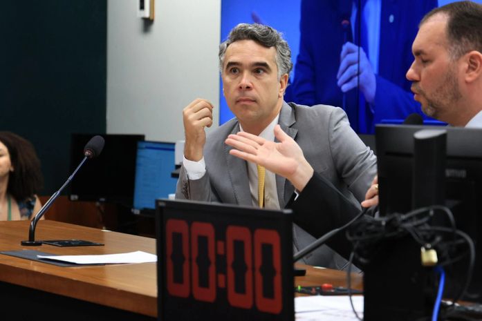 “Fim do abuso: lei que impõe limite aos juros do cartão de crédito, desafoga o orçamento familiar”, afirma Rafael Brito