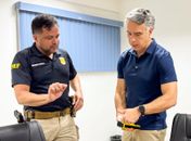 Rafael Brito entrega tasers adquiridos com recursos de emenda parlamentar para a PRF em Alagoas