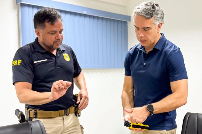 Rafael Brito entrega tasers adquiridos com recursos de emenda parlamentar para a PRF em Alagoas
